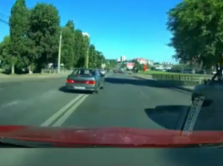 Мгновенная карма настигла дерзкого водителя на воронежских Крестах
