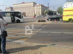 Маршрутка и мотоциклист не поделили дорогу у здания воронежского правительства 
