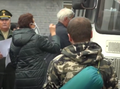 Крестят и аплодируют: как провожают мобилизованных на военную службу под Воронежем 