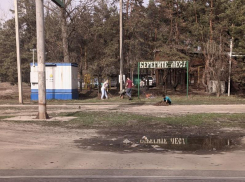 Абсурдную уборку с огоньком сняли на фото в Воронеже 