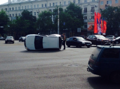 На площади Заставы в Воронеже в ДТП от удара перевернулся автомобиль