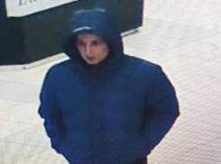 В Воронеже опубликовали фото предполагаемого грабителя салона микрозаймов