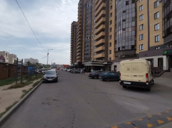 В дворовый дублер магистрали превратили территорию под окнами воронежцев