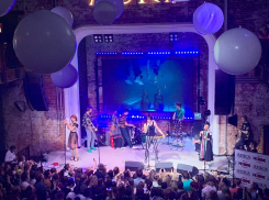 Дикие пляски и мощные песни подарили воронежцам виртуозные «Шляпники»