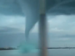 С помощью спецэффектов над Воронежским водохранилищем поместили ужасающий смерч