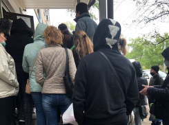 Люди устроили давку у МФЦ в Воронеже