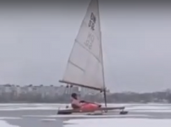 Лодка с парусом на колесах подчинила ледяное водохранилище в Воронеже 