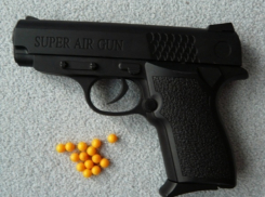 Воронежец требовал миллион, угрожая детским пистолем 