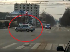 В Воронеже сняли на видео экипаж ДПС, грубо нарушивший ПДД