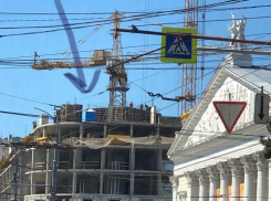  Строители заставили чиновников любоваться биотуалетом на здании в Воронеже