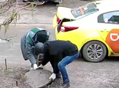 Слаженное похищение канализационного люка на такси DiDi сняли в Воронеже 