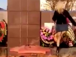 Девушке, танцевавшей на воронежской братской могиле, требуется медицинская помощь