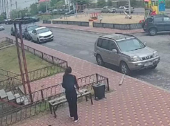 Угрожает всем, сует детям шокер в лицо: неадекватная девушка держит в страхе воронежский ЖК