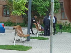 Неравнодушные полицейские помогли женщине, лишившейся чувств посреди оживлённой улицы в Воронеже