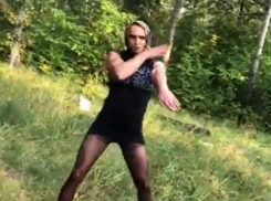 Мужчина станцевал в сексуальном женском образе в воронежском лесу 