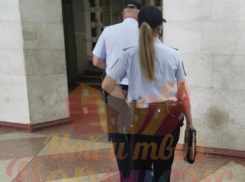 Воронежцы предупредили о полицейских, задерживающих людей без маски на вокзале