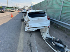 Водитель Ford Focus влетел в фуру под Воронежем: появились кадры с места жёсткого ДТП