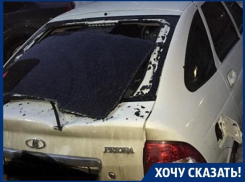 Льдина разворотила «Ладу Приору» у подъезда в Воронеже