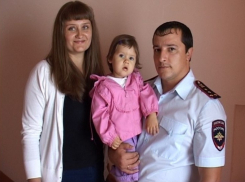 Воронежский полицейский спас жизнь полуторагодовалой девочке