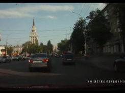 В Воронеже у Цирка у «десятки» отлетело колесо и повредило две машины (ВИДЕО)