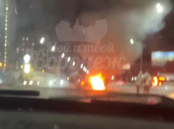 Мотоцикл и автомобиль загорелись после жесткого ДТП в Воронеже