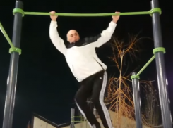 Забавные танцы на турнике в мороз продемонстрировал блогер в Воронеже