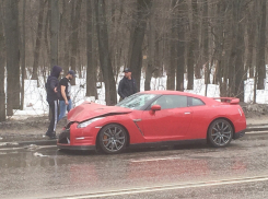 Суперкар Nissan GT-R разбили о припаркованные машины в Воронеже 