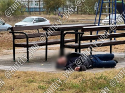 Труп мужчины обнаружили на детской площадке в Воронеже