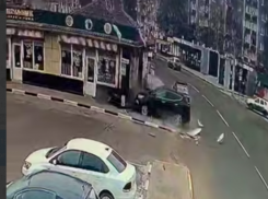 Опубликовано видео страшного наезда автомобиля на пешеходов на тротуаре в Воронеже