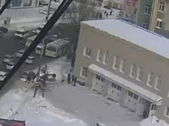 Воронежский автоактивист опубликовал видео, как спасатели засыпают его машину снегом