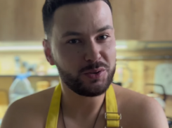 В фартуке на голое тело поздравил женщин с 8 Марта пресс-секретарь воронежского губернатора