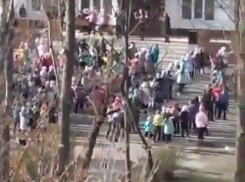 Сотня малышей вышла на зарядку у школы под хит Мота в Воронеже 