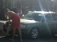 Девушку застали за хитрой подменой номеров в Воронеже