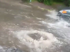 Фонтан посреди дороги забил в подтопленном Воронеже 