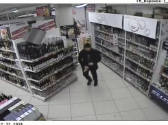 Преступление охранника ТЦ сняла камера в Воронеже
