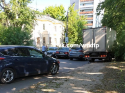 Тройное ДТП в час пик перекрыло улицу в Воронеже