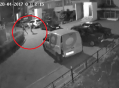 Жестокое нападение двоих воронежцев на случайного знакомого попало на видео 