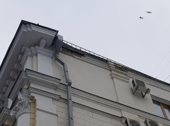 Обваливающийся карниз на новом фасаде ЗАГСа заметили воронежцы