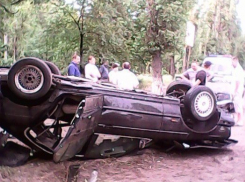 В Воронеже «БМВ» перевернулся,  врезавшись в «ВАЗ»: три человека в больнице