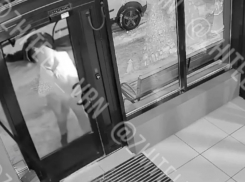 Поступок подъездного Халка попал на видео в Воронеже