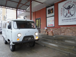 Сотрудники воронежского ТЮЗа собрали деньги и купили автомобиль УАЗ для участников спецоперации