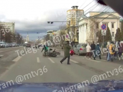 Эпичное столкновение двух мото-курьеров попало на видео в Воронеже