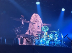 Игру барабанщика Scorpions на грани фантастики сняли на концерте в Воронеже