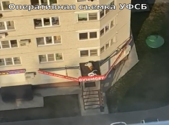 На видео попало, как вьетнамец сорвался с высоты, убегая от ФСБ в Воронеже