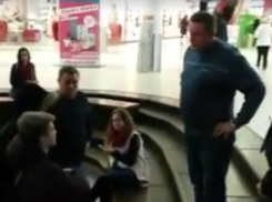 Подростки-вейперы схлестнулись с четырьмя охранниками в воронежском торговом центре