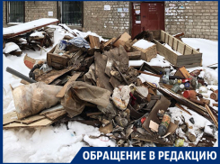 Воронежцы создали у входа в подъезд «мусорные подснежники»