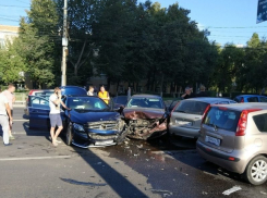В центре Воронежа юноша спровоцировал массовое ДТП с пострадавшей