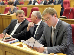 Воронежские депутаты, пришедшие послушать отчет Алексея Гордеева, не смогли задать ему свои вопросы