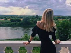 Невероятной талией похвасталась блондинка из Воронежа на фоне Усадьбы Веневитиновых