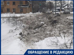 Горой грязного снега унизили пешеходов коммунальщики в Воронеже